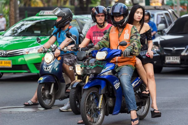 Taylandlı kadın moto taksi yolcu — Stok fotoğraf