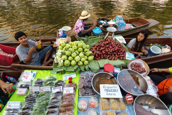 Venditori alimentari sul mercato galleggiante — Foto Stock