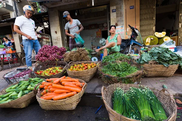 Asian wman selling vegetables — Stock Photo, Image