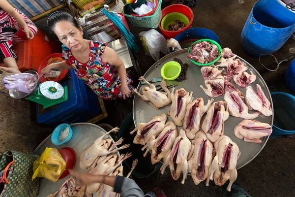 오리를 판매 하는 아시아 여자 — 스톡 사진