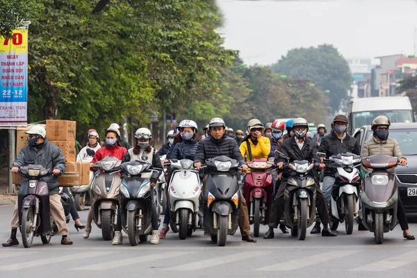 Trafik ışığı bekleyen motosiklet — Stok fotoğraf