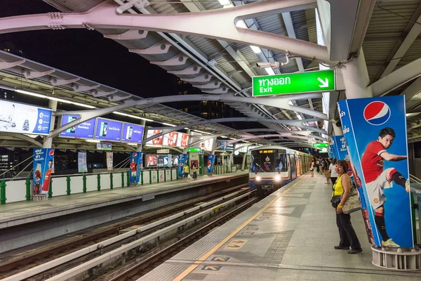 Bangkok skytrain Platform — Stock Photo, Image