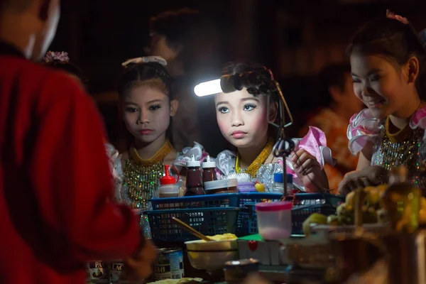 Taylandlı küçük kız yemek siparişi — Stok fotoğraf