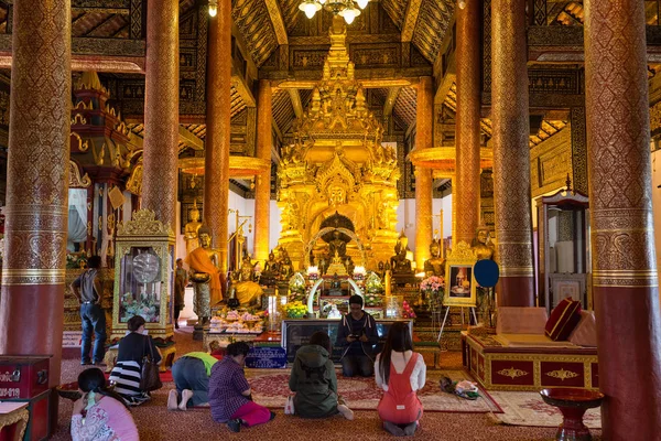 Budist tapınağı dua