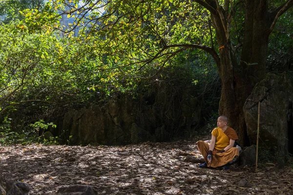 Monge budista meditando em anture — Fotografia de Stock