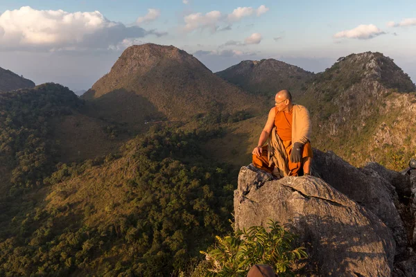 Maestro monje budista meditando en las montañas — Foto de Stock