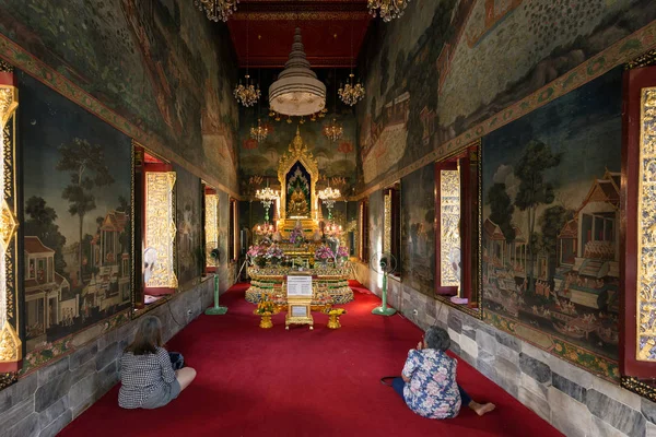 仏教寺院で祈る女性 — ストック写真