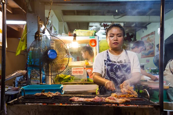 Kadın Tay Pişirme tavuk brochettes — Stok fotoğraf