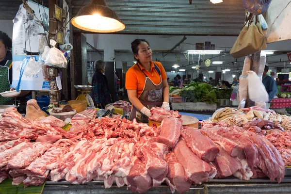 Açougueiro no mercado tailandês — Fotografia de Stock