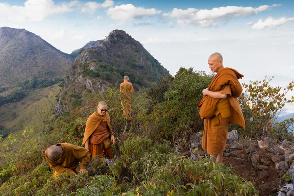 Buddhistický mnich hlavní meditací v horách — Stock fotografie