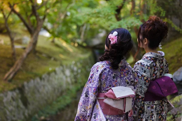 Geishas en un jardín japonés — Foto de Stock