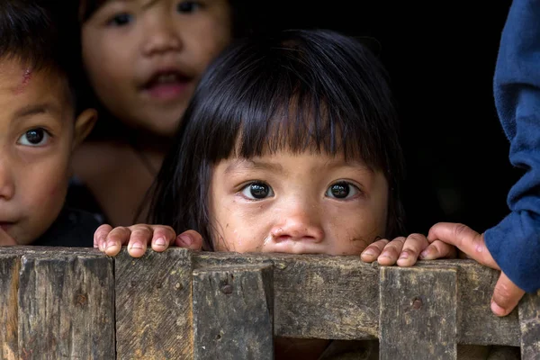 Filippijnse kinderen camera staren — Stockfoto