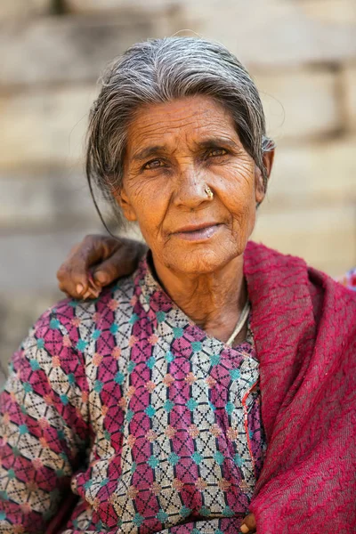 Женщина в возрасте из Непала — стоковое фото