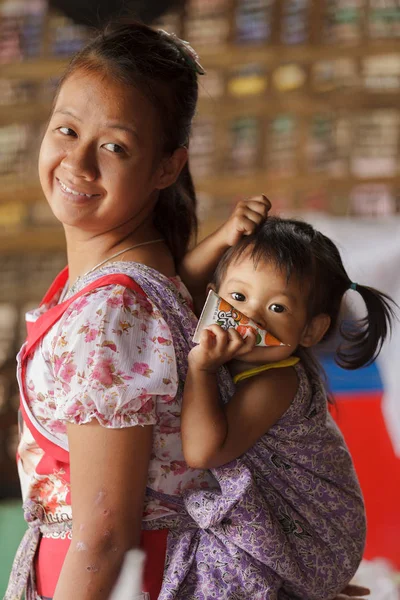 Karen madre llevando hija —  Fotos de Stock