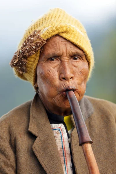 Femme jouant de l'instrument à vent Lusheng — Photo