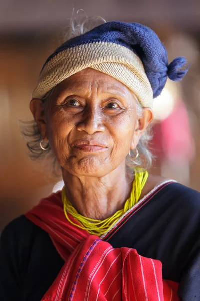 Karen kabile Olgun kadın — Stok fotoğraf