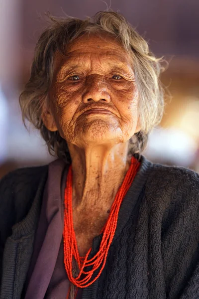 Vieille femme Karen tribu — Photo