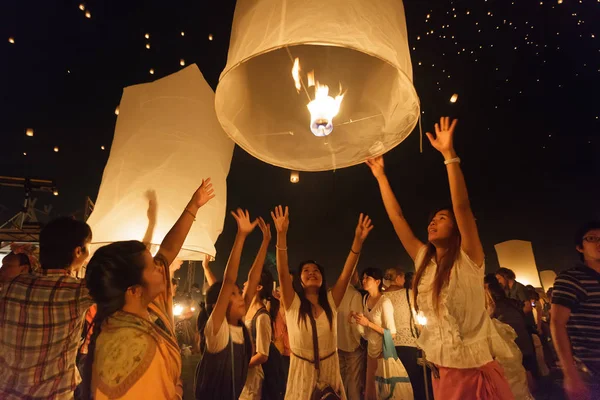 Launching sky lanterns — Stock Photo, Image