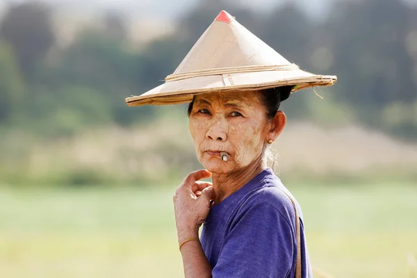 Karen kabile kadının Sigara — Stok fotoğraf