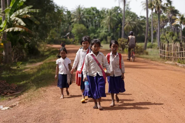Estudiantes camboyanos caminando por carretera —  Fotos de Stock