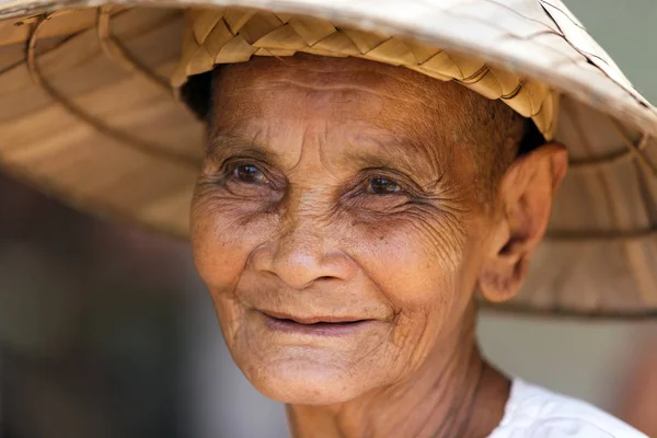 Old Cambodian woman — Stock Photo, Image