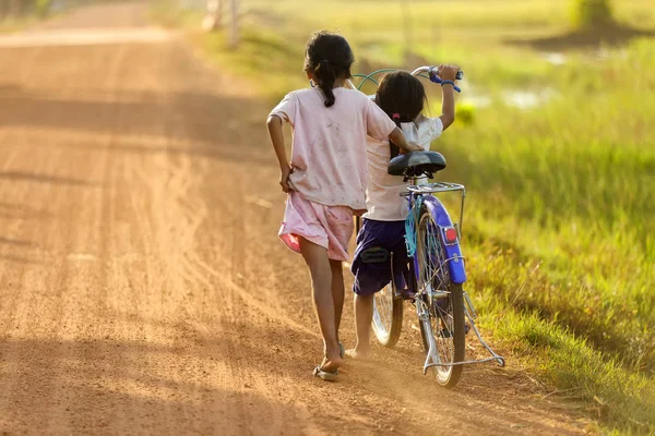 Kids walking under sunset — Stock Photo, Image
