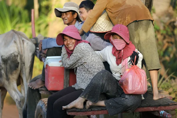 Cambodjanske passagerer i oxcart - Stock-foto