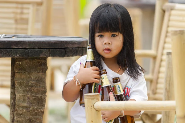 Little girl clearing table — Stock Photo, Image