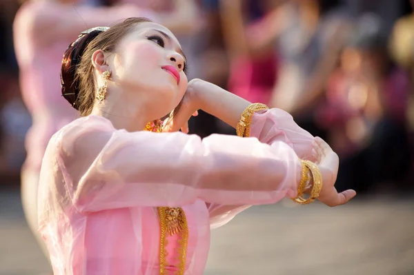 Thailändska dansare i festival — Stockfoto