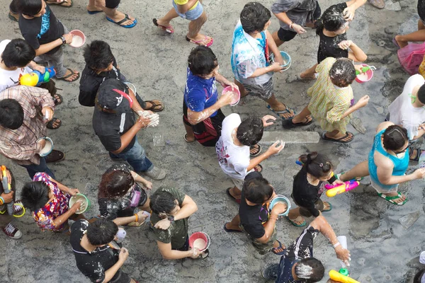 Thai teenagers at songkran festival — Stock Photo, Image