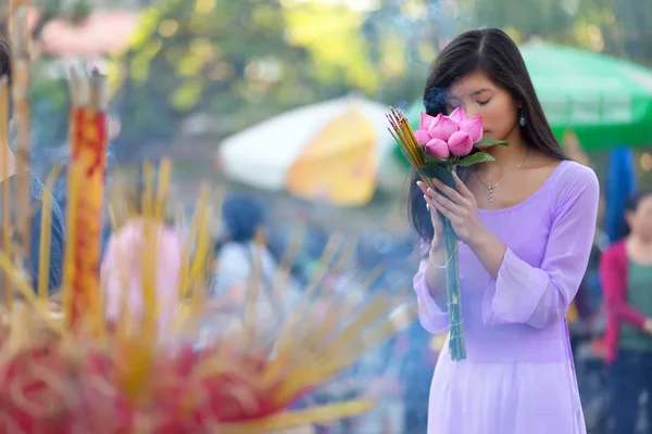 Pretty Vietnamese girl praying — Stock Photo, Image