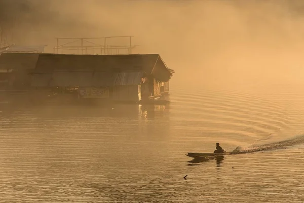 湖上的雾热带落日 — 图库照片