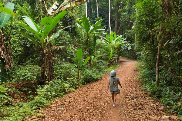 Wandelende vrouw in jungle — Stockfoto