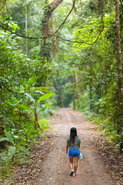 Γυναίκα περπατά στη ζούγκλα — Φωτογραφία Αρχείου