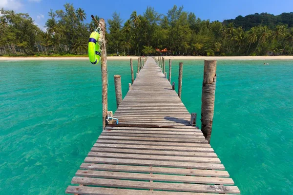 Trä ponton i tropiska hav — Stockfoto