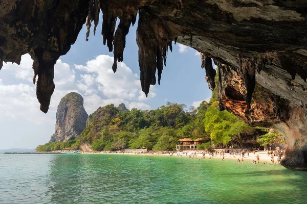 Rocky tropical beach — Stock Photo, Image