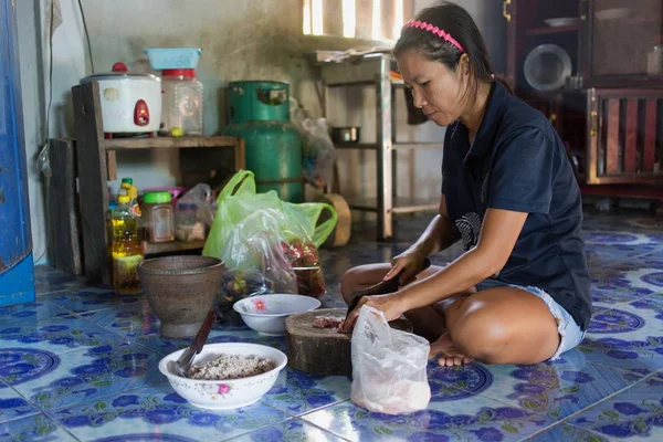 Γυναίκα της Ταϊλάνδης μαγείρεμα — Φωτογραφία Αρχείου