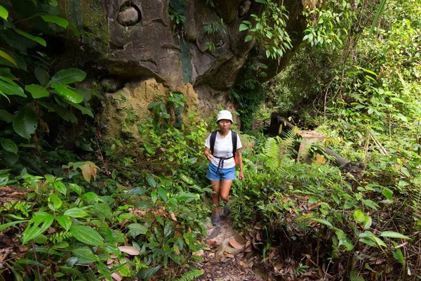 Kvinna trekking i djungeln — Stockfoto