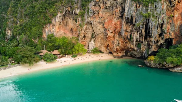 Den tropiske stranden i Thailand – stockfoto