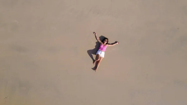 砂の上に横たわる女 — ストック写真