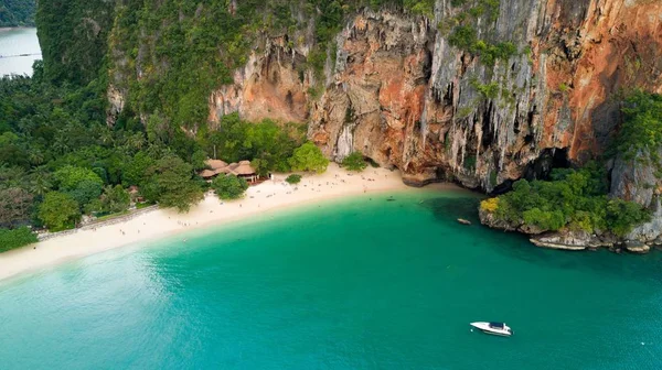 地处热带的海滩和在泰国的洞穴 — 图库照片