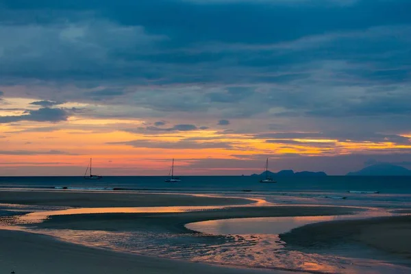 Pôr do sol tropical em uma praia tropical Tailândia — Fotografia de Stock