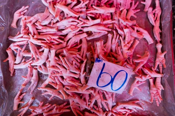 Rauwe kip benen in markt — Stockfoto