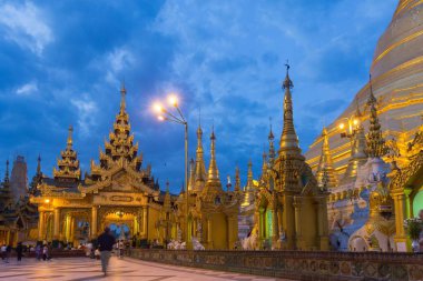 Shwedagon Pagoda şafakta