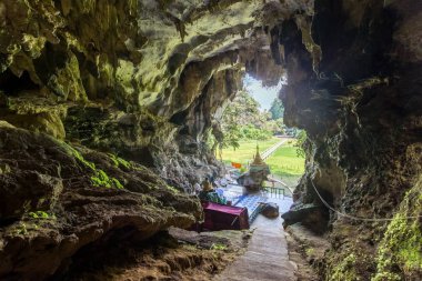 İç Budist mağara Myanmar