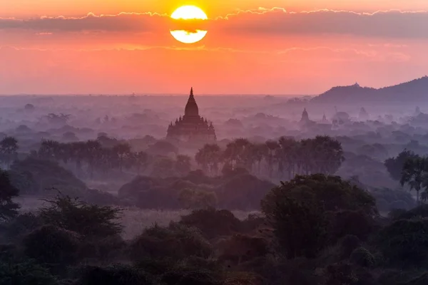 Zonsopgang op Bagan pagode — Stockfoto