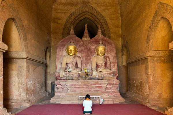 Woman praying twin Buddhas — Stock Photo, Image