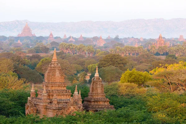 Pagodas in the Bagan plain — Stock Photo, Image