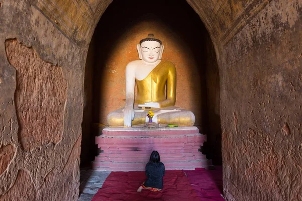 Mulher birmanesa orando Buda — Fotografia de Stock