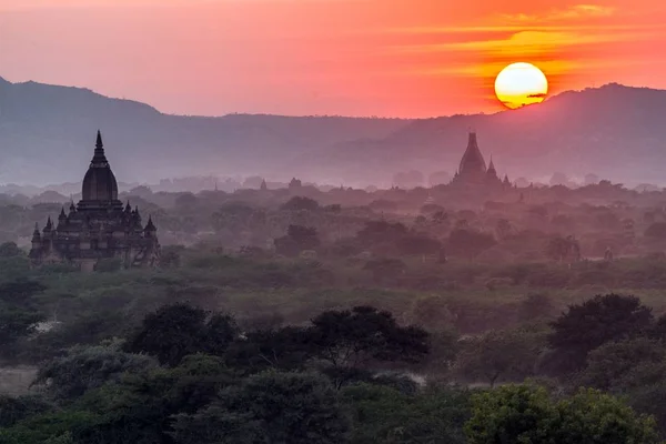 Salida del sol en la pagoda de Bagan — Foto de Stock